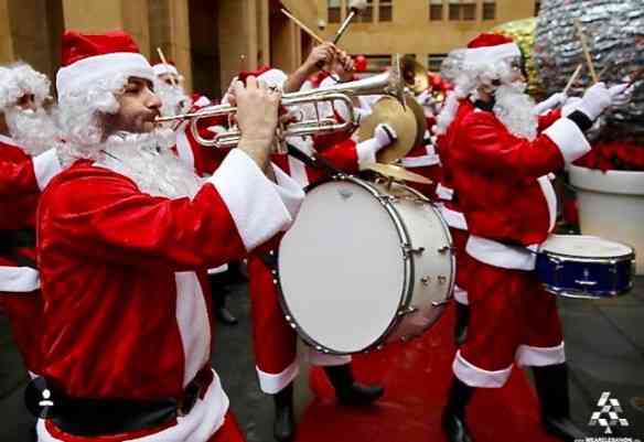 Banda de Papai Noel em Beirute: amei!!!!!